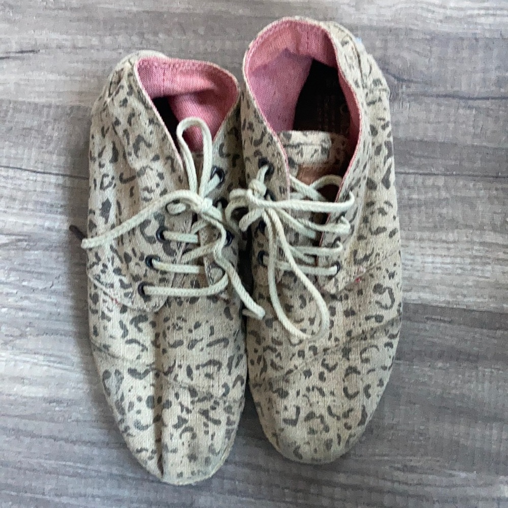 Tom shoe size 8 US women